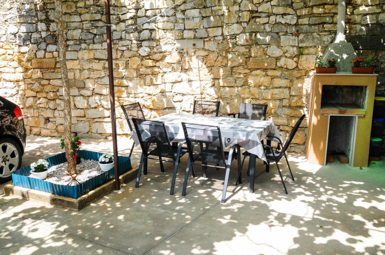 Apartman Gulliver In The Center, 10 Meters From The Sea With Private Parking In Natural Shade Rabac Exterior photo